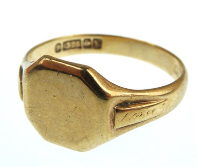 Lot 1080 - A 9ct rose gold signet ring with blank table,...