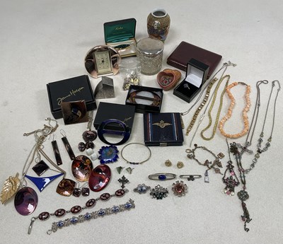 Lot 1233 - A quantity of costume jewellery, also a cut...