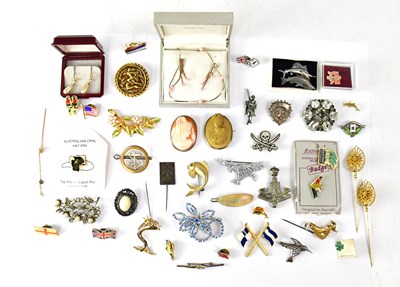 Lot 1126 - A quantity of vintage costume jewellery, to...
