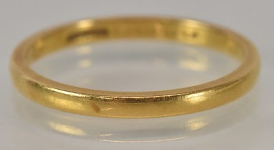 Lot 1150 - A 22ct yellow gold wedding band, size M/N,...