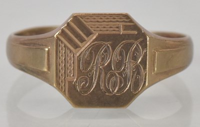 Lot 1177 - A 9ct yellow gold signet ring, size V, approx...