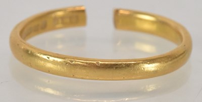 Lot 1139 - A 22ct yellow gold wedding band (cut), approx...