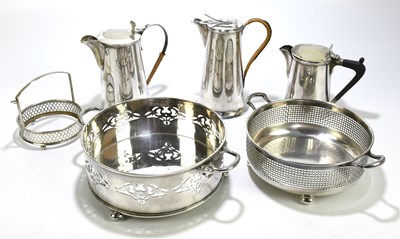 Lot 2024 - A small quantity of silver plated items to...
