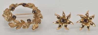 Lot 1279 - A 9ct yellow gold garnet set brooch, the...