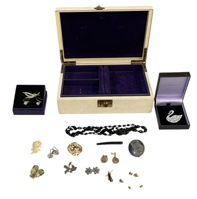 Lot 1371 - A small quantity of costume jewellery...