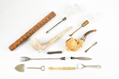 Lot 1461 - A small assortment of collectors' items,...