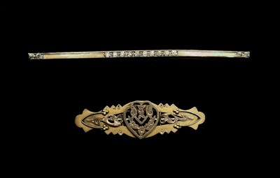 Lot 1164 - A cased Edwardian 9ct two tone gold brooch,...