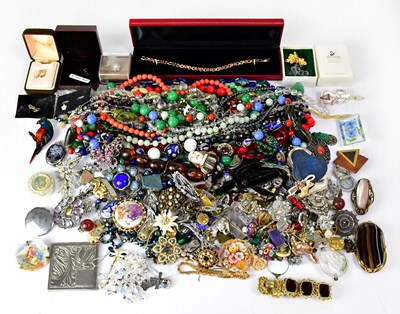 Lot 1127 - A quantity of vintage costume jewellery, to...