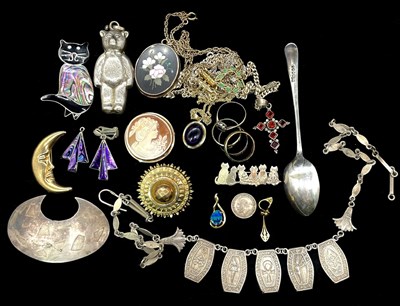 Lot 1291 - A group of 9ct gold and yellow metal jewellery...
