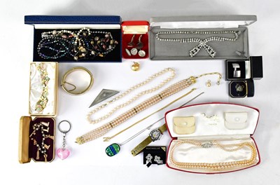 Lot 1128 - A quantity of mainly vintage costume jewellery,...
