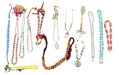Lot 1351 - A quantity of assorted costume jewellery,...