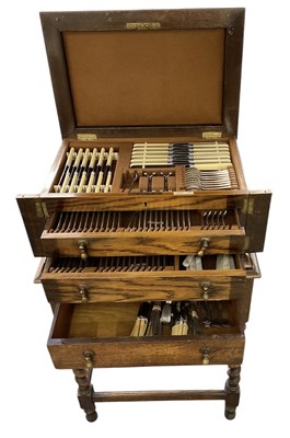 Lot 1000 - An early 20th century oak cased twelve setting...