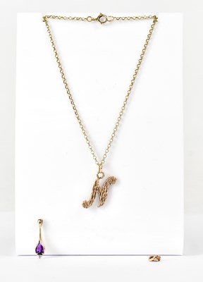 Lot 1079 - A c.1970s 9ct yellow gold bark-effect initial '...