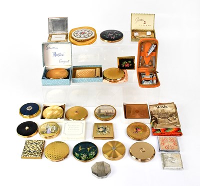 Lot 381 - A quantity of vintage compacts to include a...