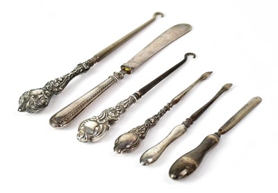 Lot 900 - A group of hallmarked silver handled items,...