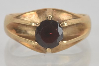 Lot 1171 - A 9ct gold garnet set ring, size T, approx 4.8g.