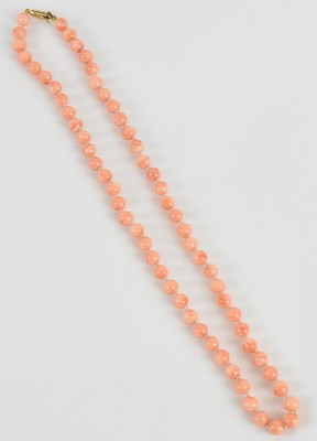 Lot 1213 - A single strand coral bead necklace, with 9ct...