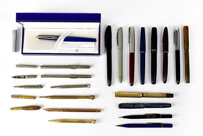 Lot 360 - A group of vintage pens, to include a boxed...