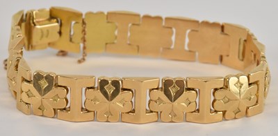Lot 1296 - An 18ct gold bracelet, with alternate links in...
