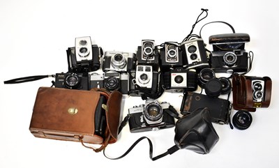 Lot 415 - A quantity of vintage cameras, to include a...