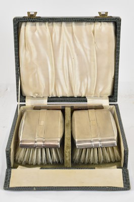 Lot 1063 - DEAKIN & FRANCIS LTD; a cased pair of Eliabeth...