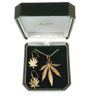 Lot 1175 - A 9ct gold cannabis leaf pendant, 4.5cm, on...