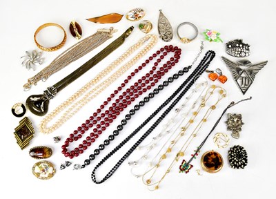 Lot 963 - A quantity of vintage costume jewellery,...