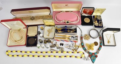 Lot 1236 - Mixed costume jewellery to include modern and...