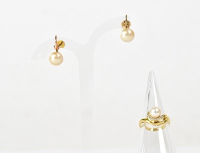 Lot 1032 - An 18ct yellow gold ring set with a pearl and...