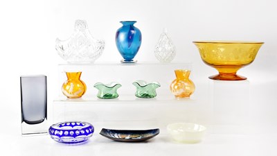 Lot 303 - A quantity of vintage glassware including a...
