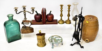 Lot 343 - A quantity of mixed collectibles including a...