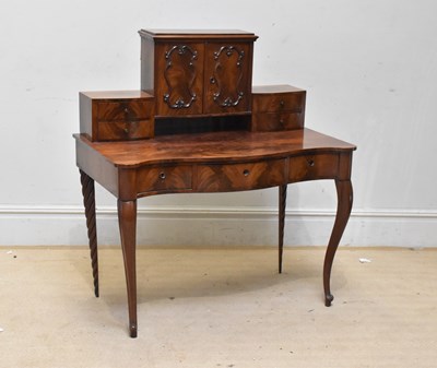 Lot 2137 - A Victorian mahogany serpentine fronted...