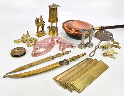 Lot 2404 - An assortment of decorative metalware...