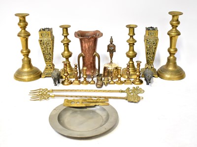 Lot 858 - A small quantity of brass and copper ware...
