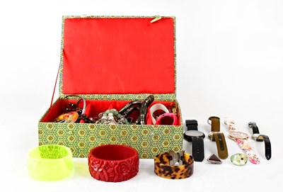 Lot 1131 - Vintage and modern costume jewellery, to...