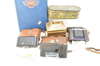 Lot 385 - Mixed collectibles to include three vintage...