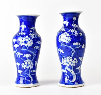 Lot 270 - A pair of Kangxi period blue and white...