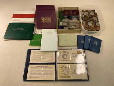 Lot 462 - A quantity of various coins, comprising...