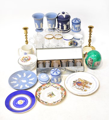Lot 248 - A mixed lot of ceramics, to include various...
