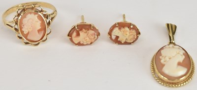 Lot 1488 - Three items of 9ct gold cameo set jewellery,...
