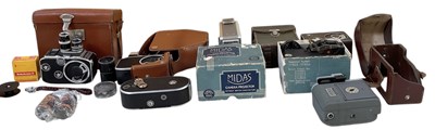 Lot 440 - A quantity of cameras and photography...