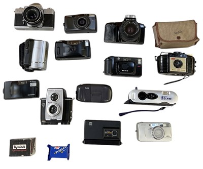 Lot 444 - A quantity of cameras including Kodak Brownie...