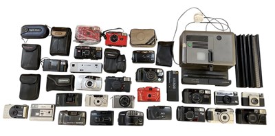 Lot 425 - A quantity of cameras including Yashica, Alto,...