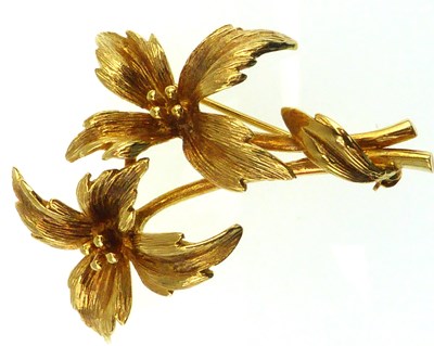 Lot 1136 - A contemporary 9ct gold double flower brooch...