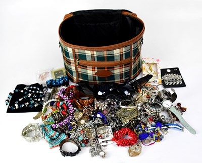 Lot 964 - A quantity of mainly modern costume jewellery,...