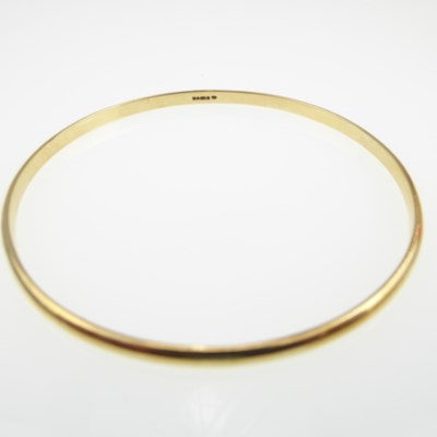 Lot 1123 - A 9ct gold bangle, internal diameter 6.4cm,...