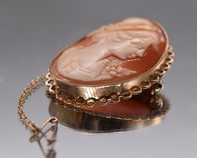 Lot 599 - A 9ct yellow gold framed oval cameo brooch, 38...