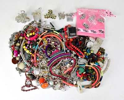 Lot 1136 - A quantity of mainly modern costume jewellery,...