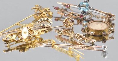 Lot 539 - A group of 9ct gold and yellow metal stick...