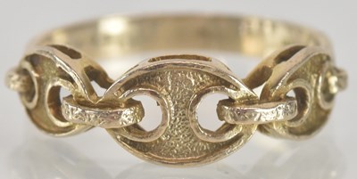 Lot 1352 - A 9ct gold ring with three-anchor link top,...
